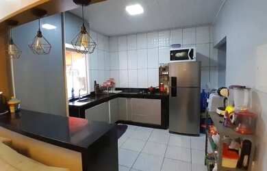 Imagem: A casa possui 3 Dormitórios, 2 Banheiros, 1 Vaga na garagem