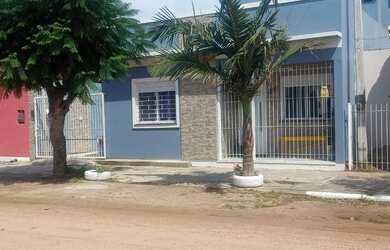 Imagem: A casa possui 2 Dormitórios, 2 Vagas na garagem e está localizado