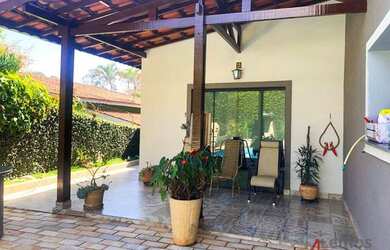 Imagem: A casa possui 4 Dormitórios, 5 Banheiros, 3 Vagas na garagem