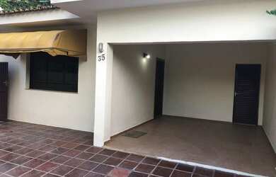 Imagem: A casa possui 3 Dormitórios, 2 Banheiros, 4 Vagas na garagem