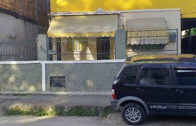 Imagem: A casa possui 3 Dormitórios, 1 Banheiro, 2 Vagas na garagem