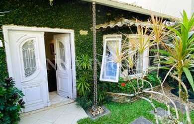 Imagem: A casa possui 4 Dormitórios, 4 Banheiros, 1 Vaga na garagem