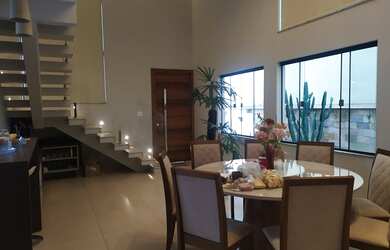 Imagem: A casa possui 4 Dormitórios, 5 Banheiros, 5 Vagas na garagem