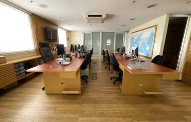 Imagem: O depósito possui 4 Vagas na garagem, 140m² de Área e está