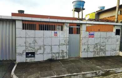 Imagem: A casa possui 3 Dormitórios, 1 Banheiro, 2 Vagas na garagem