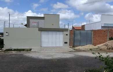 Imagem: A casa possui 3 Dormitórios, 2 Banheiros, 2 Vagas na garagem