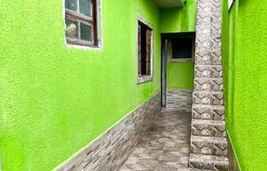 Imagem: A casa possui 3 Dormitórios, 2 Banheiros, 2 Vagas na garagem