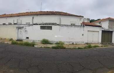 Imagem: A casa possui 3 Dormitórios, 1 Banheiro, 1 Vaga na garagem