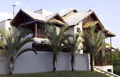 Imagem: A casa em condomínio possui 4 Dormitórios, 5 Banheiros, 250m²