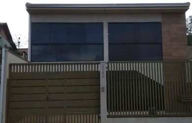 Imagem: A casa possui 4 Dormitórios, 3 Banheiros, 1 Vaga na garagem