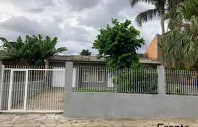 Imagem: A casa possui 3 Dormitórios, 2 Banheiros, 5 Vagas na garagem