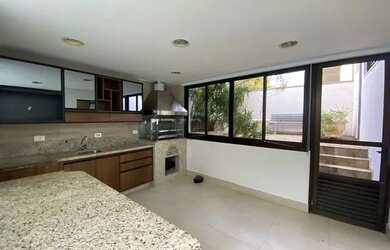 Imagem: A casa em condomínio possui 4 Dormitórios, 5 Banheiros, 2