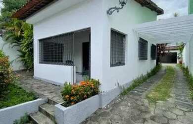 Imagem: A casa possui 3 Dormitórios, 4 Banheiros, 5 Vagas na garagem