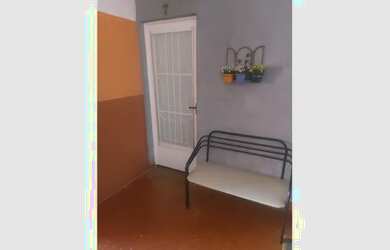 Imagem: A casa possui 1 Dormitório, 1 Banheiro, 1 Vaga na garagem