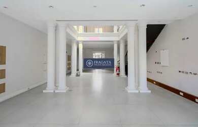 Imagem: O depósito possui 3 Vagas na garagem, 344m² de Área e está