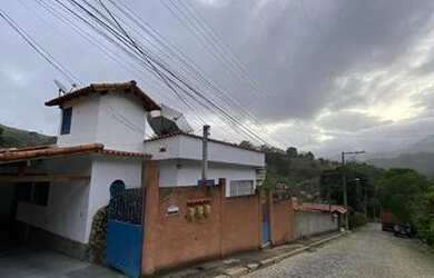 Imagem: A casa possui 5 Dormitórios, 4 Banheiros, 2 Vagas na garagem