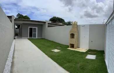 Imagem: A casa possui 3 Dormitórios, 2 Banheiros, 2 Vagas na garagem