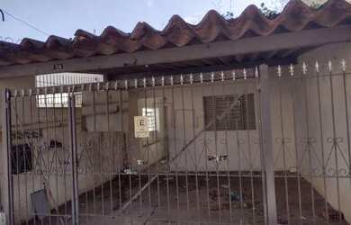 Imagem: A casa possui 2 Dormitórios, 1 Banheiro, 2 Vagas na garagem