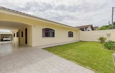 Imagem: A casa possui 3 Dormitórios, 1 Banheiro, 2 Vagas na garagem