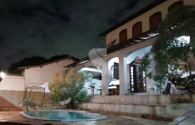 Imagem: A casa possui 4 Dormitórios, 3 Banheiros, 3 Vagas na garagem