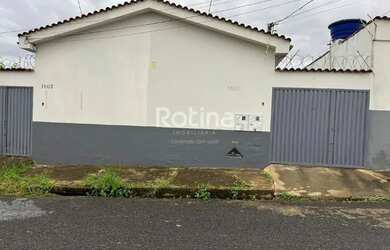 Imagem: A casa possui 1 Dormitório, 1 Banheiro, 1 Vaga na garagem