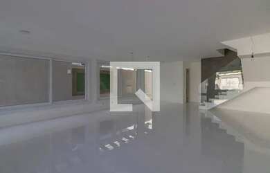 Imagem: A casa em condomínio possui 5 Dormitórios, 4 Banheiros, 4