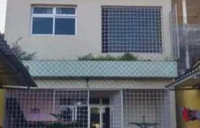 Imagem: A casa possui 3 Dormitórios, 2 Banheiros, 2 Vagas na garagem