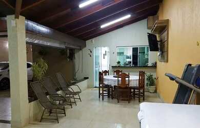 Imagem: A casa possui 4 Dormitórios, 3 Banheiros, 2 Vagas na garagem