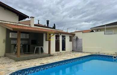 Imagem: A casa possui 3 Dormitórios, 2 Banheiros, 3 Vagas na garagem