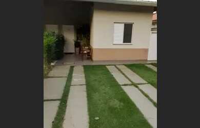 Imagem: A casa possui 3 Dormitórios, 2 Banheiros, 2 Vagas na garagem