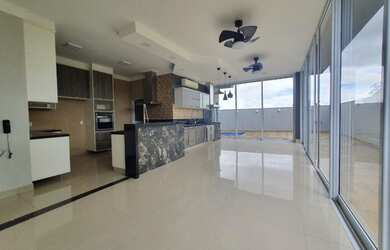 Imagem: A casa possui 3 Dormitórios, 5 Banheiros, 4 Vagas na garagem