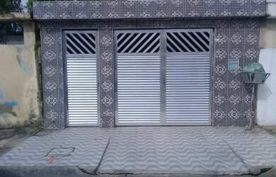 Imagem: A casa possui 3 Dormitórios, 2 Banheiros, 1 Vaga na garagem