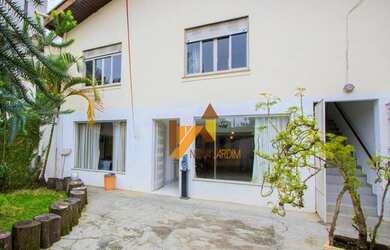 Imagem: O depósito possui 3 Vagas na garagem, 338m² de Área e está