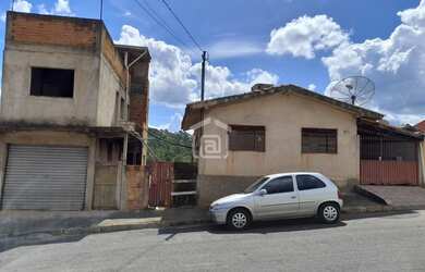 Imagem: A casa possui 4 Dormitórios, 2 Banheiros, 1 Vaga na garagem