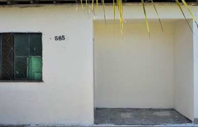 Imagem: A casa possui 2 Dormitórios, 1 Banheiro, 1 Vaga na garagem