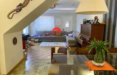 Imagem: A casa possui 4 Dormitórios, 3 Banheiros, 4 Vagas na garagem