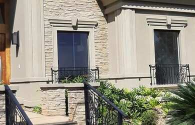 Imagem: A casa em condomínio possui 4 Dormitórios, 5 Banheiros, 4