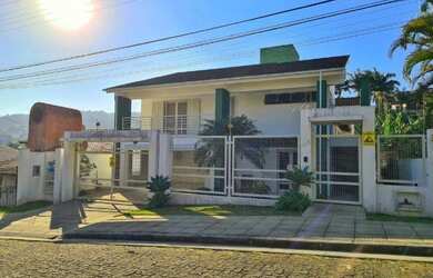 Imagem: A casa possui 3 Dormitórios, 4 Banheiros, 360m² de Área e