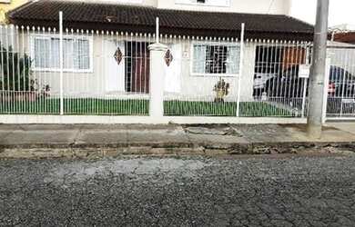 Imagem: A casa possui 4 Dormitórios, 3 Banheiros, 2 Vagas na garagem