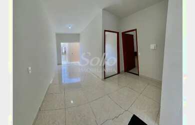 Imagem: A casa possui 2 Dormitórios, 1 Banheiro, 1 Vaga na garagem