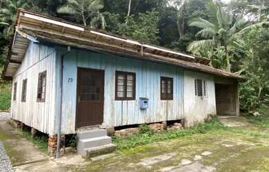 Imagem: A casa possui 4 Dormitórios, 1 Banheiro, 1 Vaga na garagem