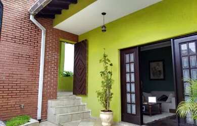 Imagem: A casa possui 3 Dormitórios, 4 Banheiros, 2 Vagas na garagem