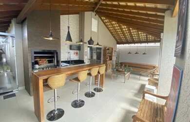 Imagem: A casa e possui 3 Dormitórios, Suítes, Banheiros, 2 Vagas