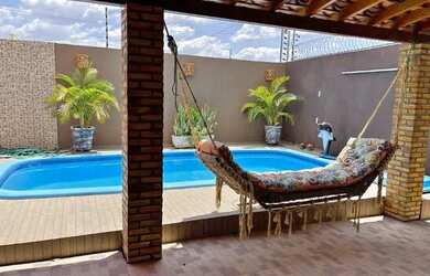 Imagem: A casa possui 3 Dormitórios, 2 Banheiros, 2 Vagas na garagem