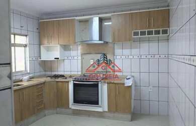 Imagem: A casa possui 3 Dormitórios, 5 Banheiros, 2 Vagas na garagem