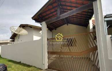 Imagem: A casa possui 3 Dormitórios, 2 Banheiros, 2 Vagas na garagem