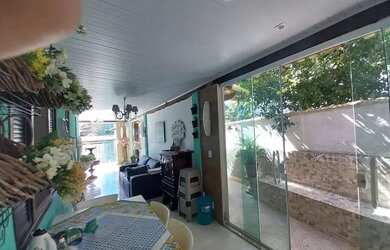 Imagem: A casa em condomínio possui 4 Dormitórios, 5 Banheiros, 350m²