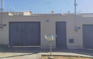 Imagem: A casa possui 2 Dormitórios, 1 Banheiro, 2 Vagas na garagem