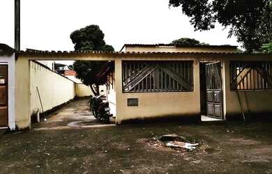 Imagem: A casa possui 3 Dormitórios, 2 Banheiros, 4 Vagas na garagem