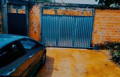 Imagem: A casa possui 2 Dormitórios, 1 Banheiro, 2 Vagas na garagem